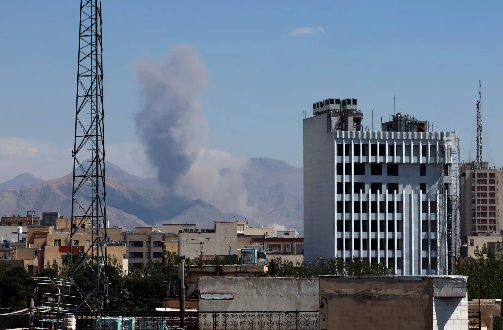 Dym nad Teheranem. Fot. PAP/EPA/ABEDIN TAHERKENAREH 