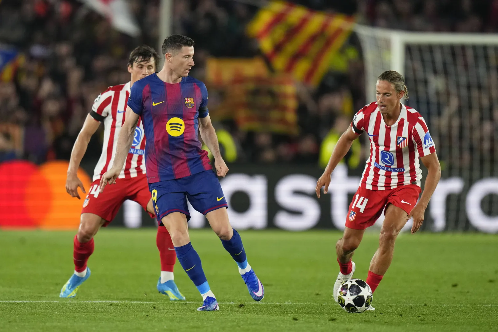 Barcelona przegrała przed własną publicznością z Atletico Madryt 0:2. Fot. PAP/EPA/Siu Wu