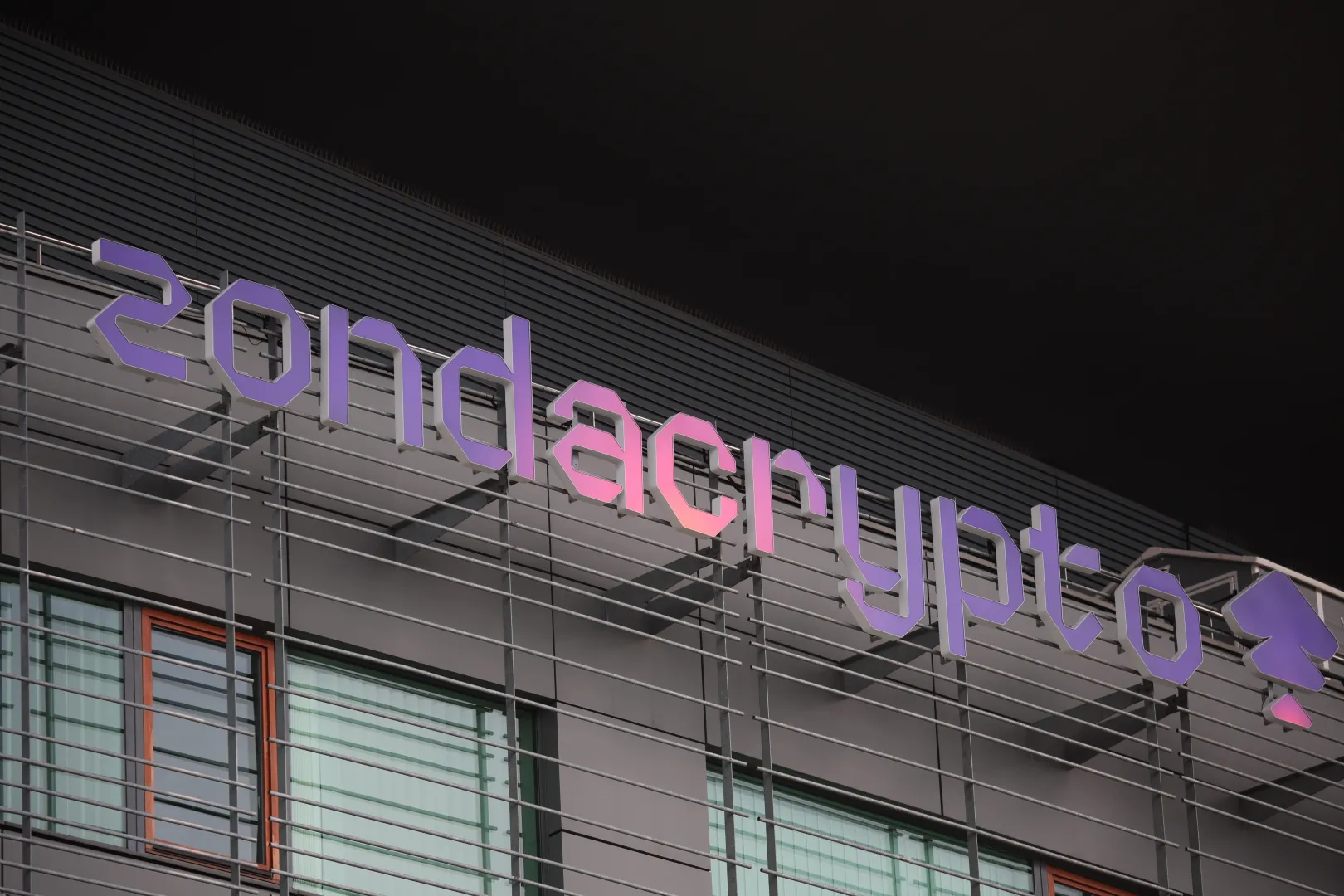 Siedziba Zondacrypto Centrum Olimpijskie w Warszawie, zdjęcie ilustracyjne, fot. PAP/Leszek Szymański