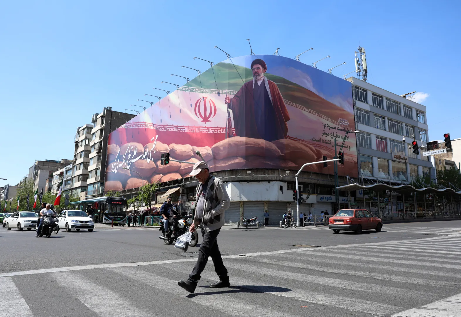 Ulice Teheranu, mural przedstawiający Ajatollaha Motdżabę Ameneia. Fot. PAP/ EPA/ABEDIN TAHERKENAREH