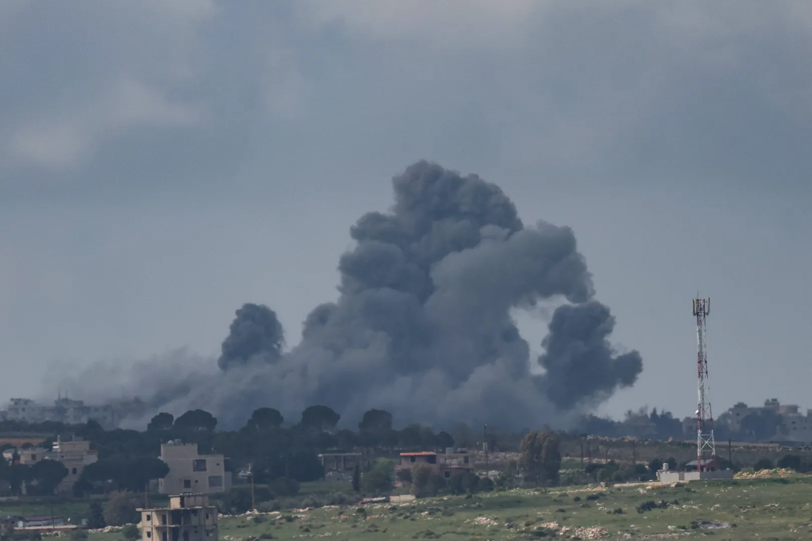 Dym po izraelskim ostrzale Fot. PAP/EPA/ATEF SAFADI
