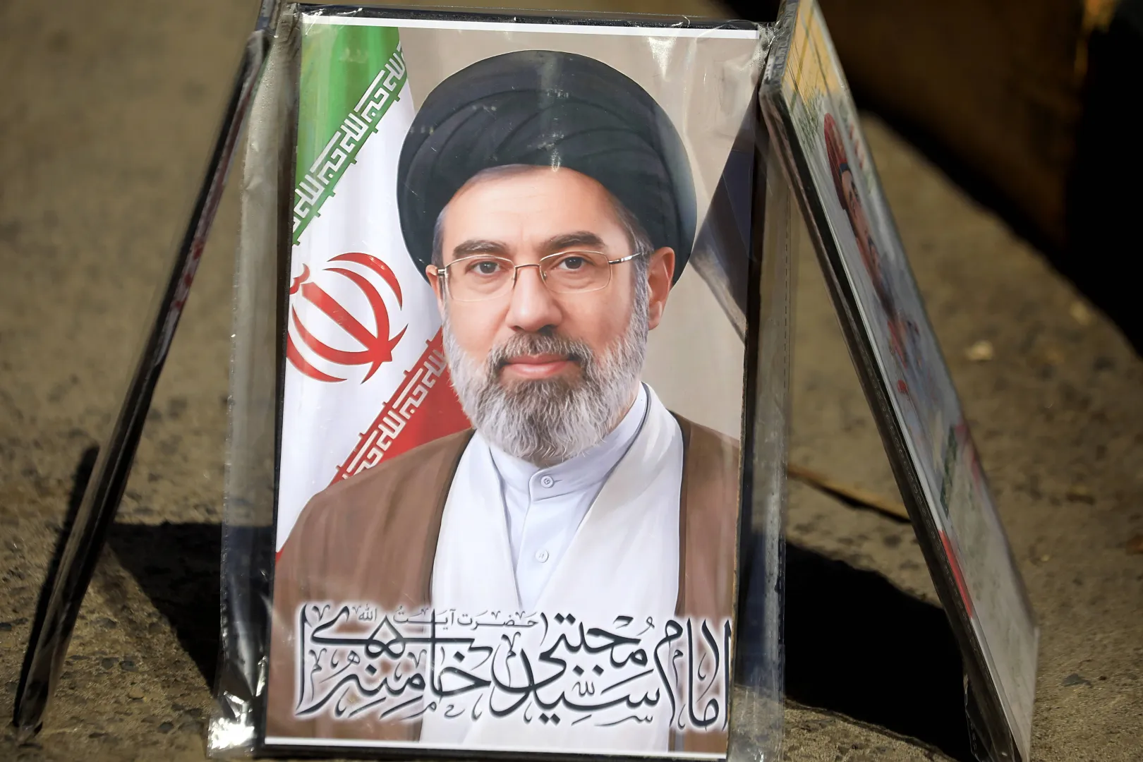 Wizerunek Modżtaby Chameneiego. Fot. PAP/EPA/YAHYA ARHAB