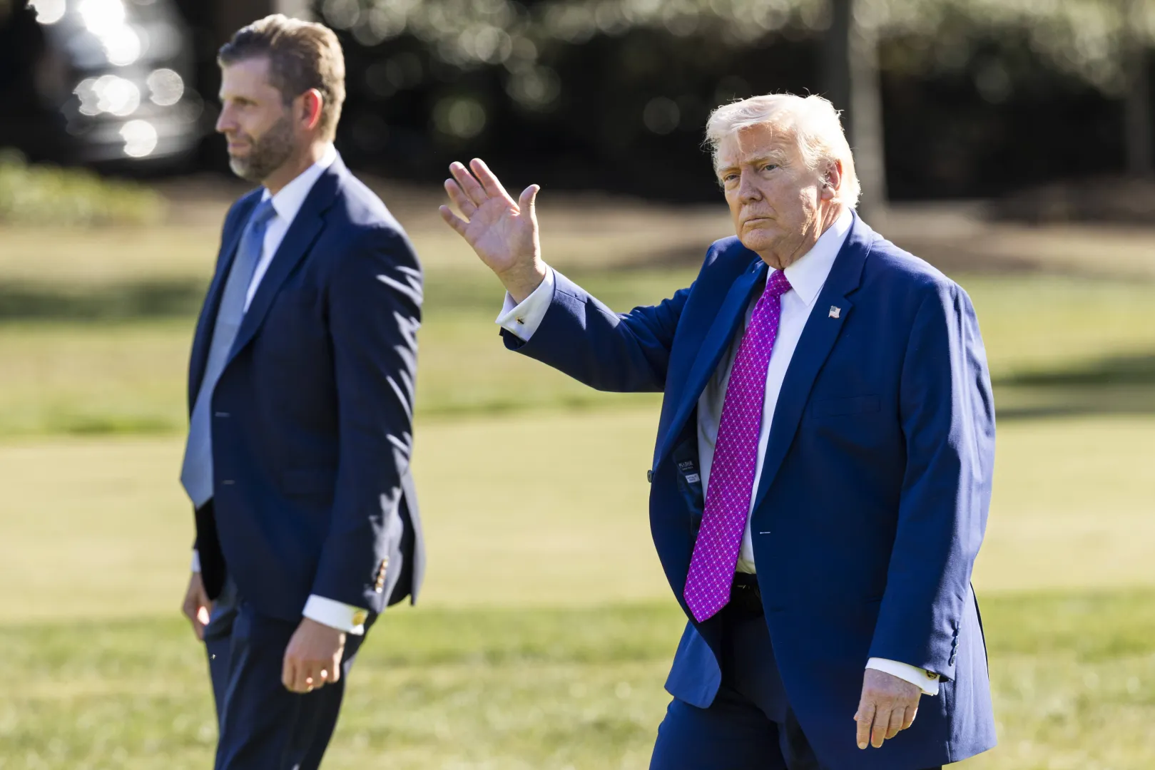 Prezydent USA Donald Trump i jego syn Eric Trump. Fot. PAP/EPA/JIM LO SCALZO