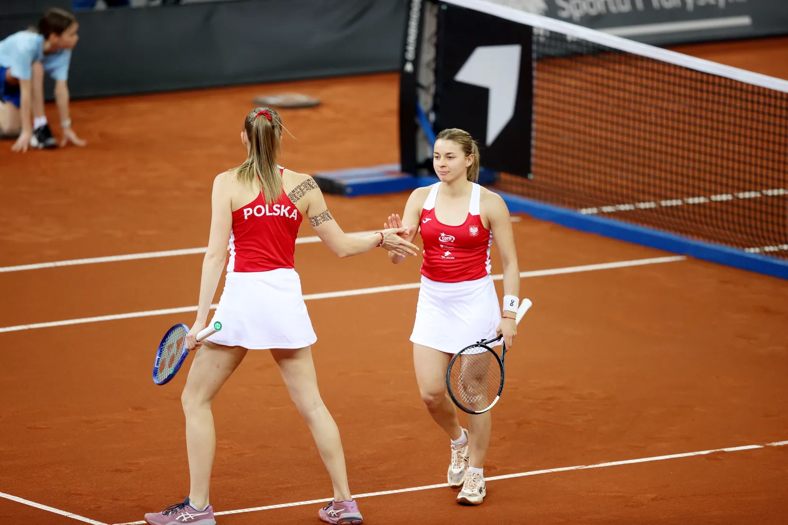 Polka Maja Chwalińska grająca w parze z Martyną Kubką w meczu gry podwójnej o awans do tenisowego turnieju finałowego Billie Jean King Cup. PAP/Jarek Praszkiewicz