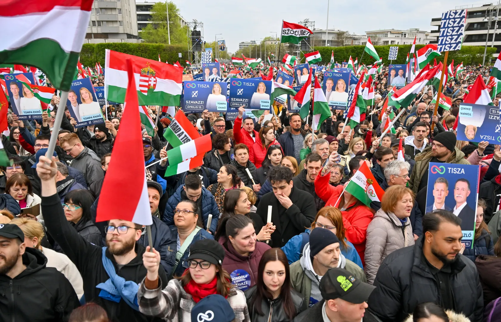Zwolennicy partii Tisza Fot. PAP/EPA/TIBOR ILLYES