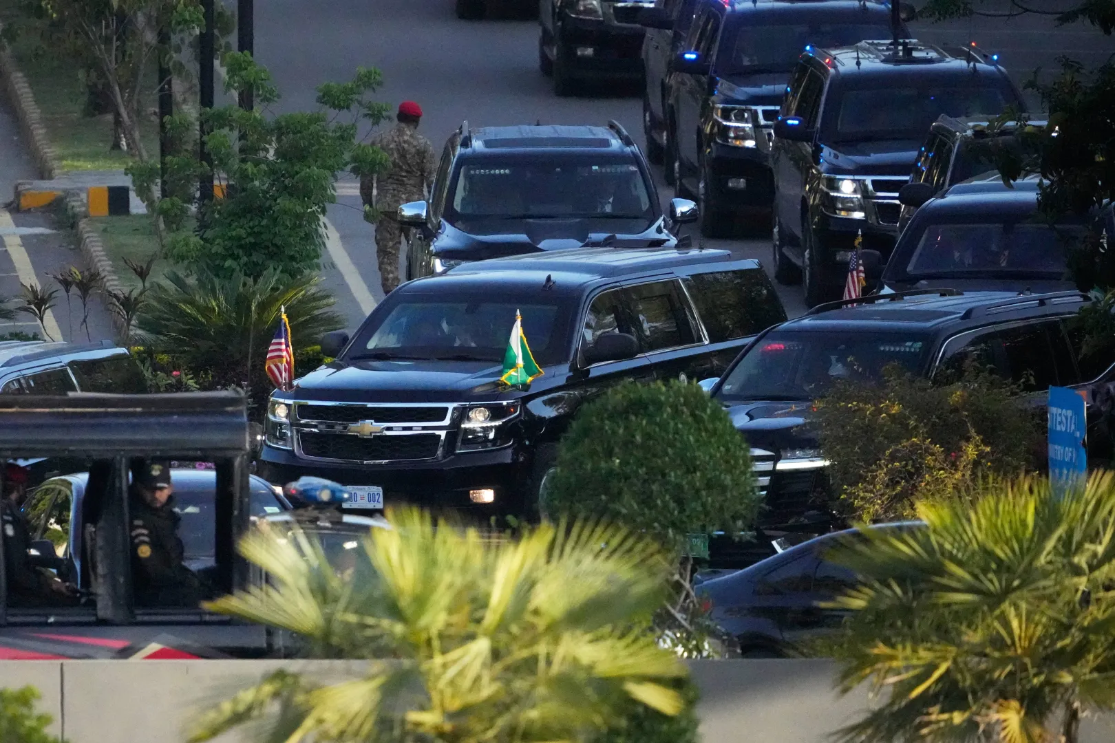 Amerykańska delegacja w Pakistanie, gdzie odbyły się negocjacje pokojowe z Iranem. Fot. PAP/EPA/SOHAIL SHAHZAD