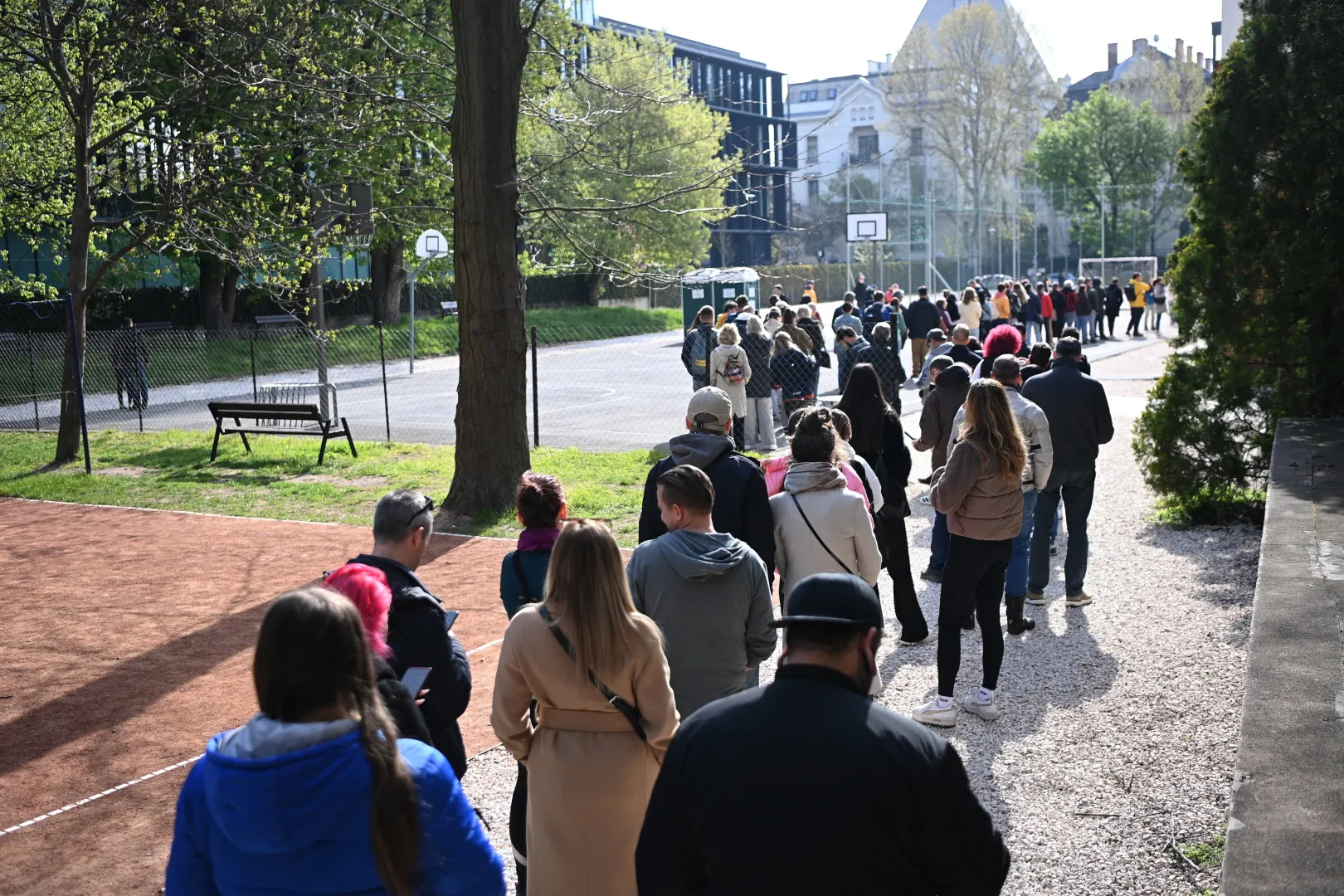 Очередь к избирательному участку в Будапеште. Fot. PAP/EPA/Attila Kovacs