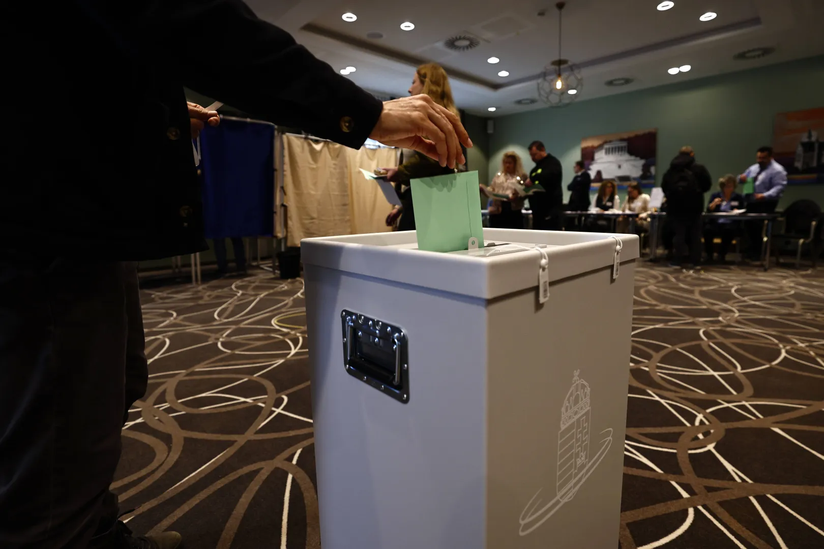 Урна для голосування на виборчій дільниці в Угорщині. Fot. PAP/EPA/ANNA SZILAGYI