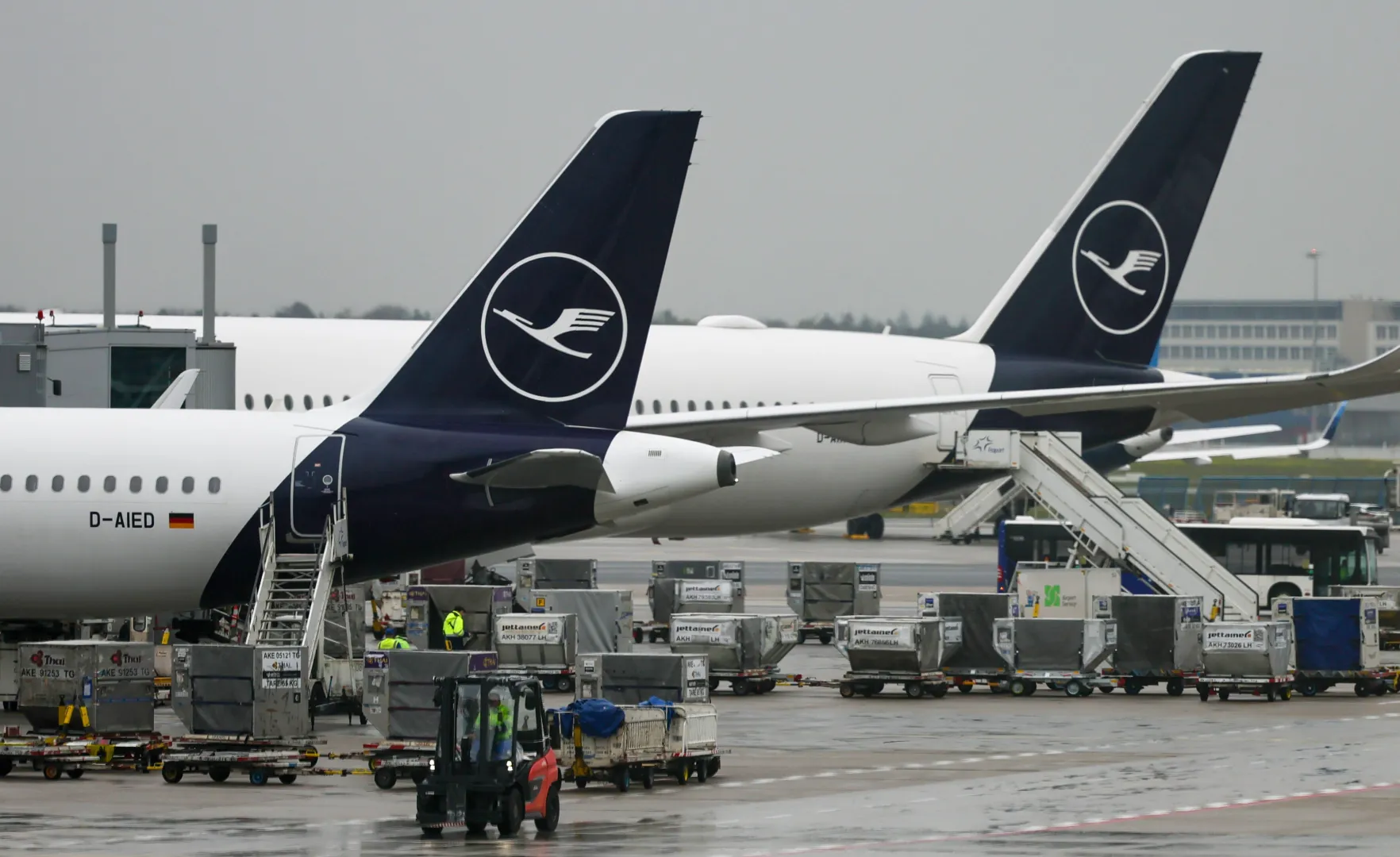 Samoloty linii lotniczych Lufthansa. Fot. PAP/EPA/RONALD WITTEK