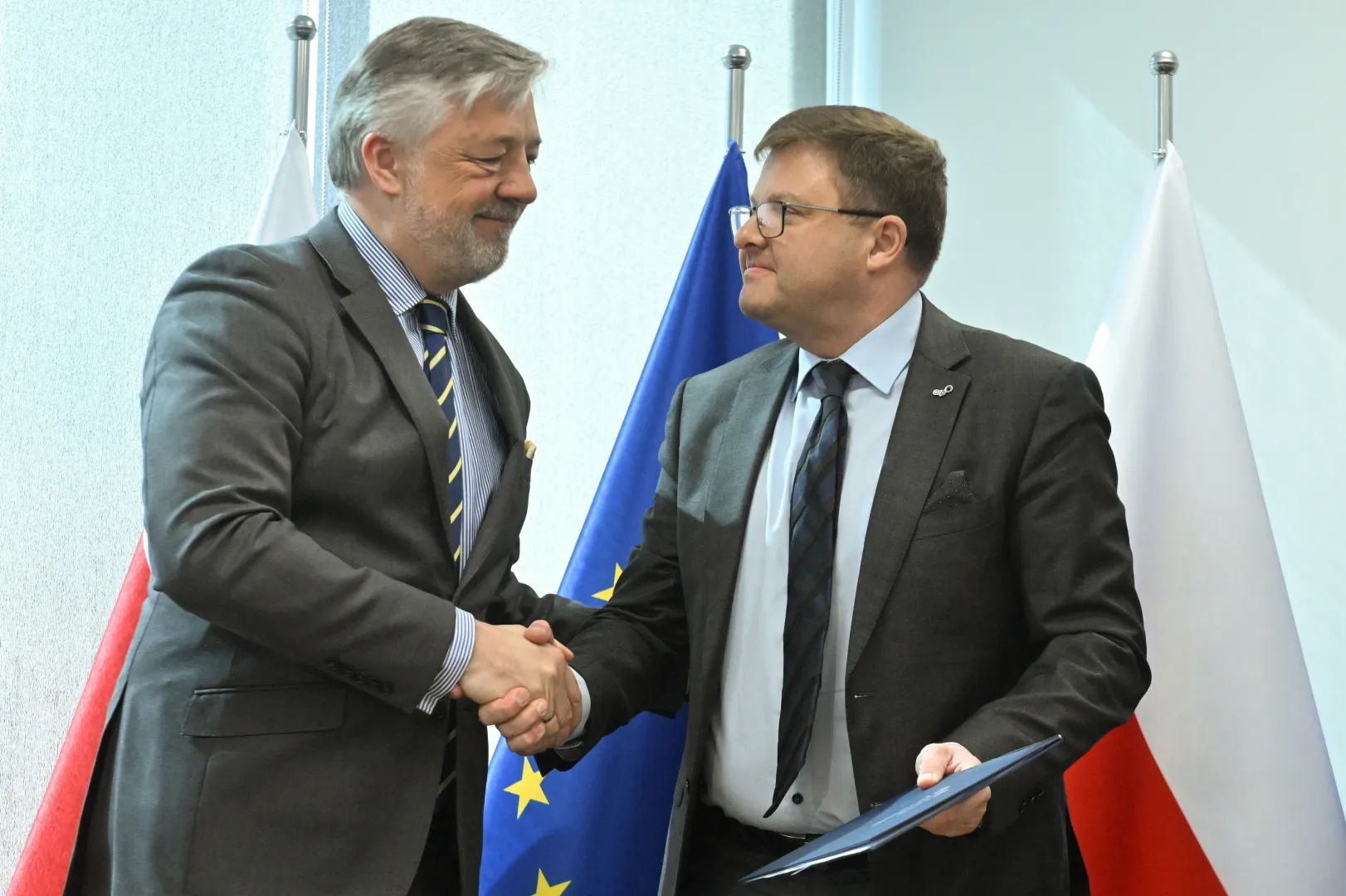 Prezes zarządu spółki Centralny Port Komunikacyjny Filip Czernicki oraz prezes zarządu Agencji Rozwoju Przemysłu S.A. Bartłomiej Babuśka. Fot. PAP/	Piotr Nowak