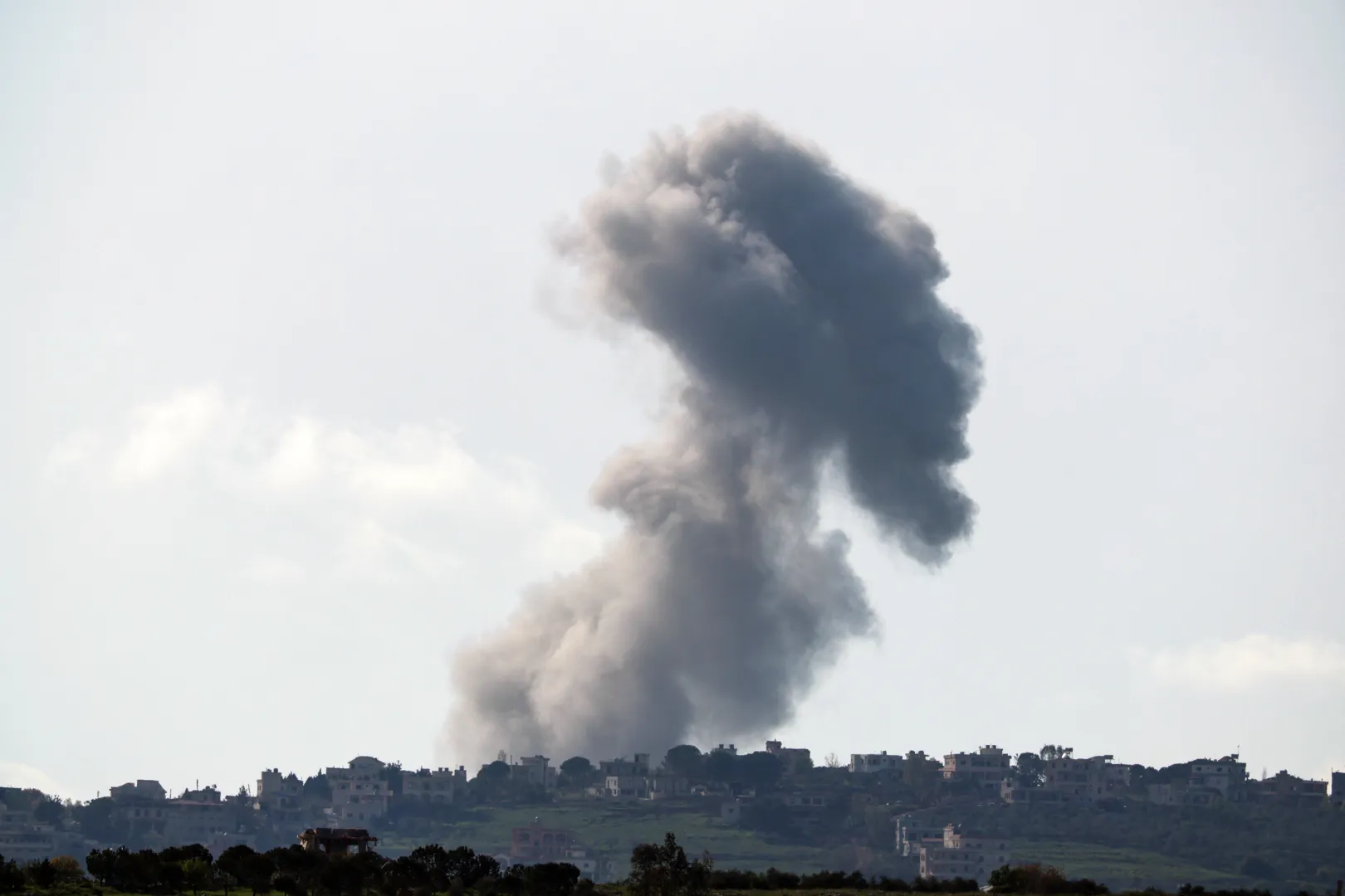 Izraelskie ataki na Liban, fot. PAP/EPA/ATEF SAFADI