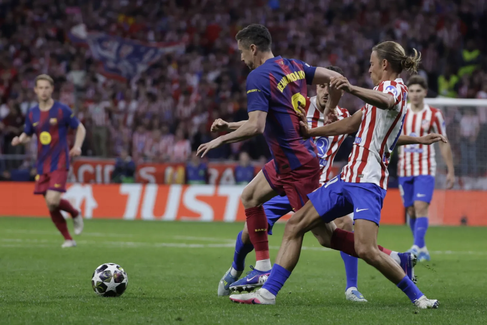 Robert Lewandowski w pojedynku z Marcosem Llorente. Fot. PAP/EPA/JUANJO MARTIN