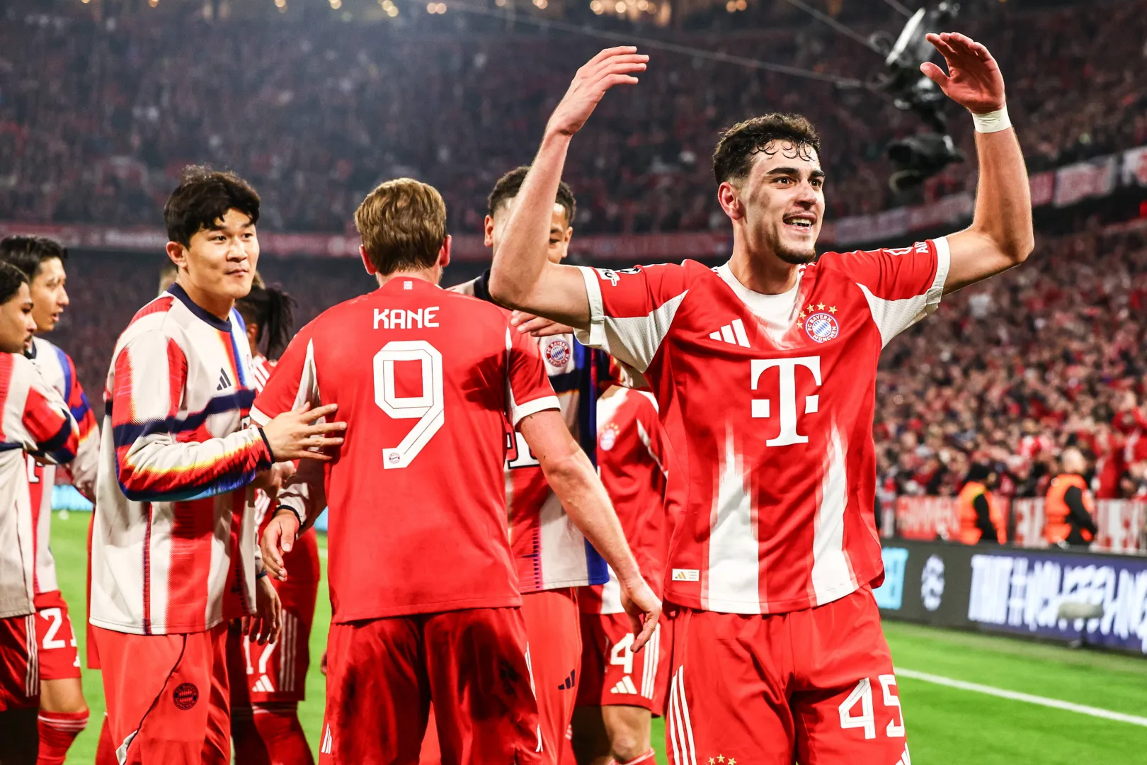 Piłkarz Bayernu Monachium Aleksandar Pavlovic. Fot. PAP/EPA/ANNA SZILAGYI