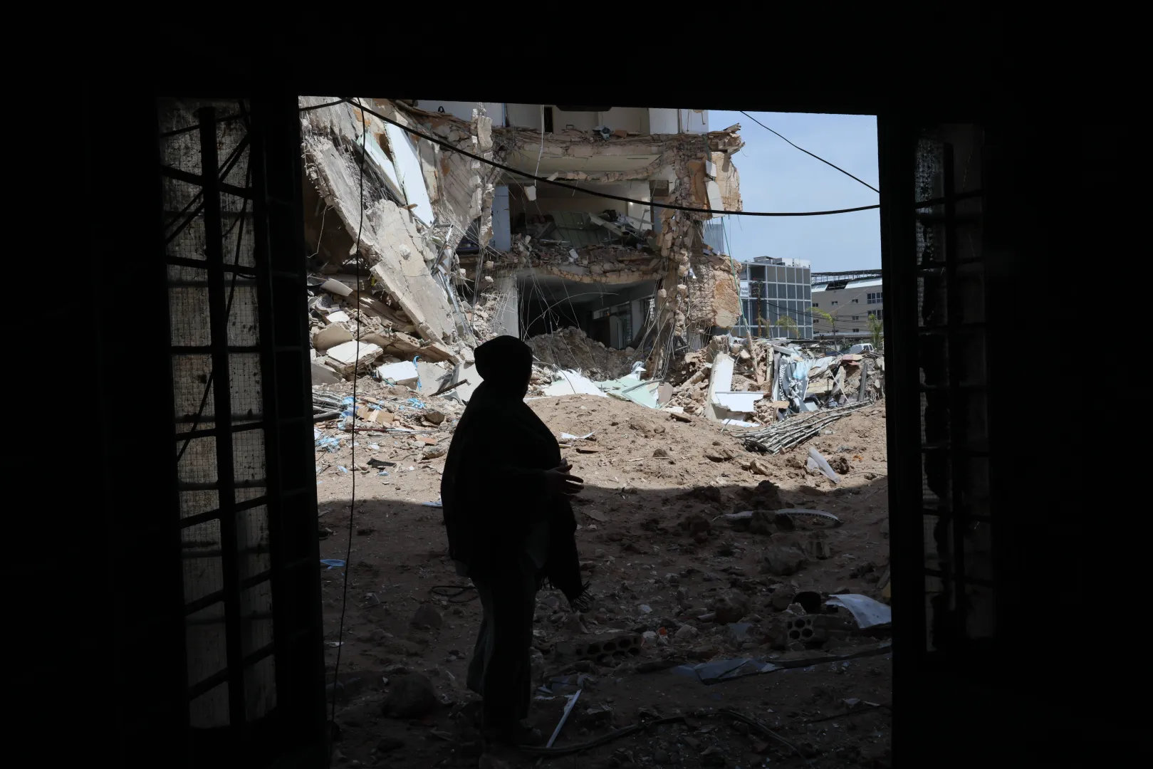 Zniszczone budynki w mieście Tyr w Libanie, fot. PAP/EPA/WAEL HAMZEH