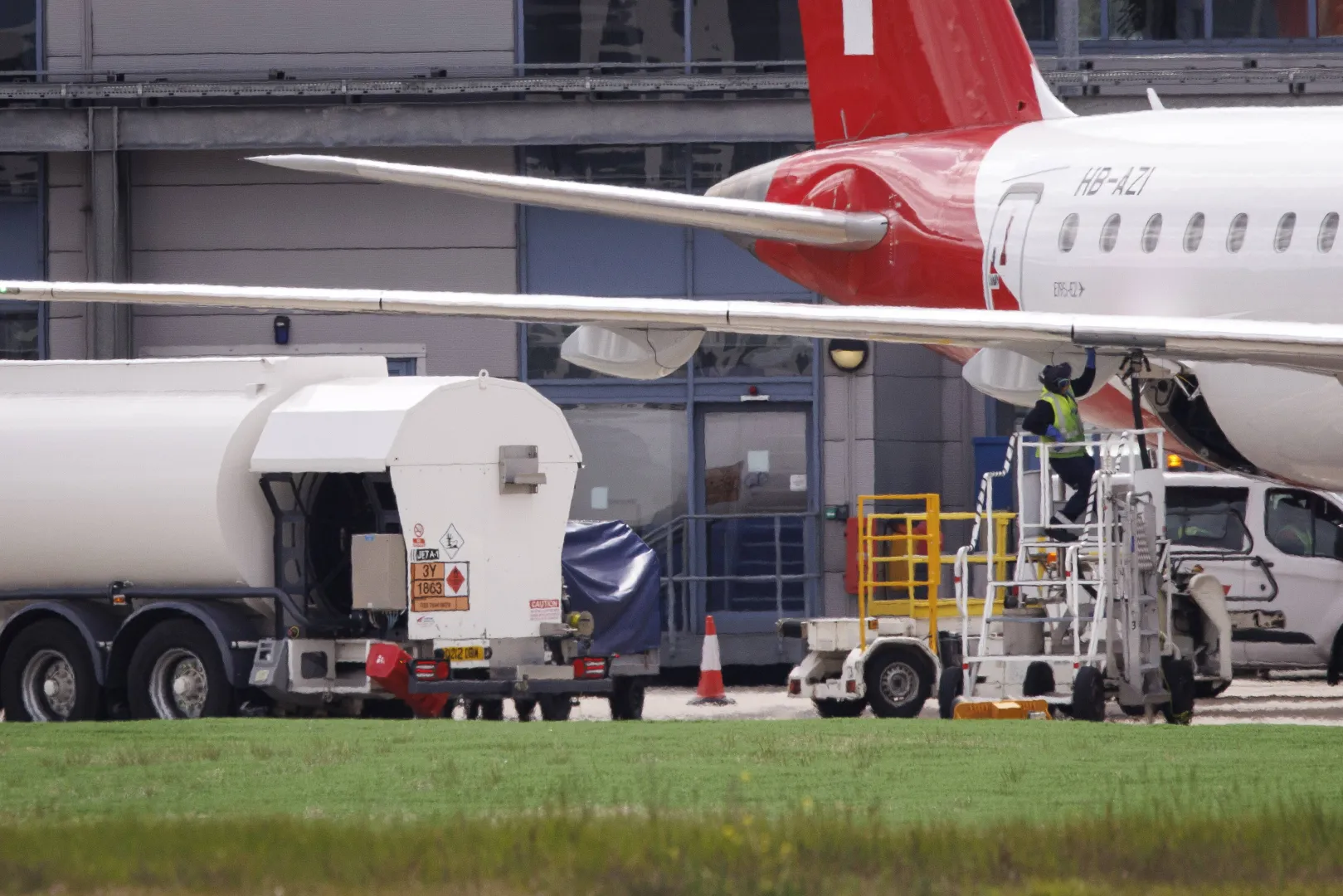 Uzupełnianie paliwa w samolocie, zdjęcie ilustracyjne, fot. PAP/EPA/TOLGA AKMEN