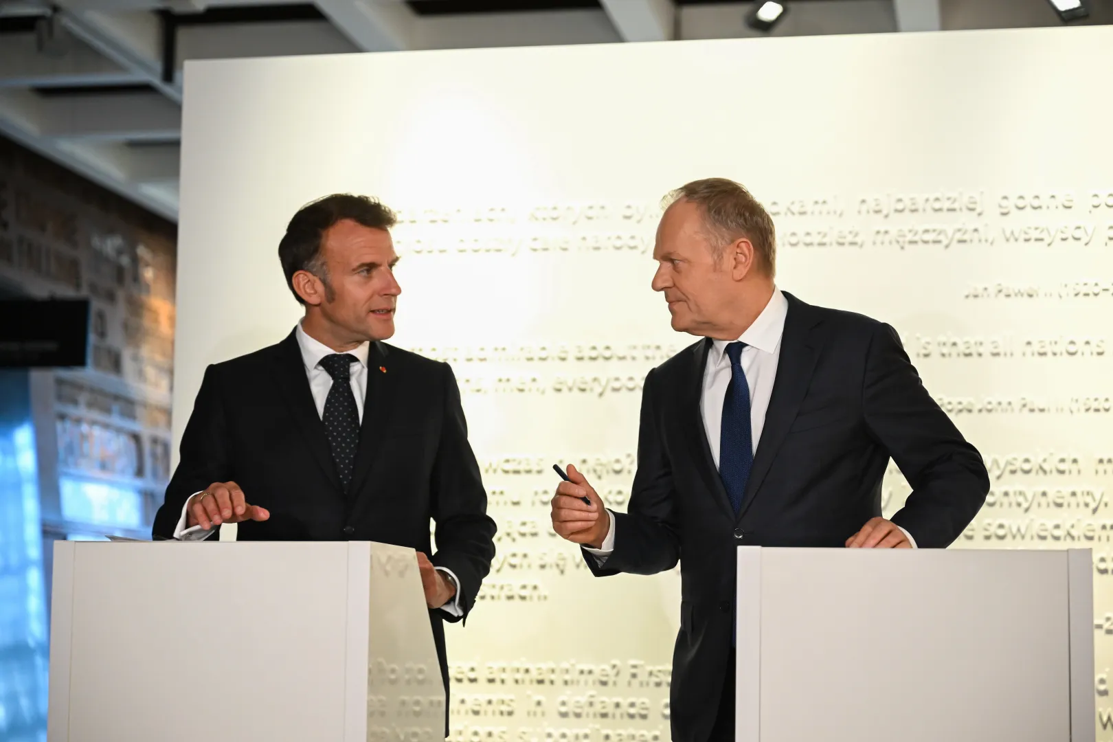 Premier Donald Tusk i prezydent Francji Emmanuel Macron. Fot. PAP/Adam Warżawa
