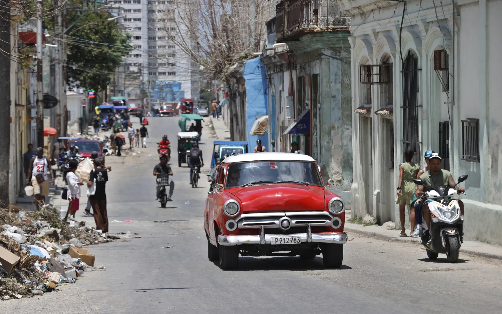 Mieszkańcy na ulicach Hawany, fot. PAP/EPA/EFE/ERNESTO MASTRASCUSA