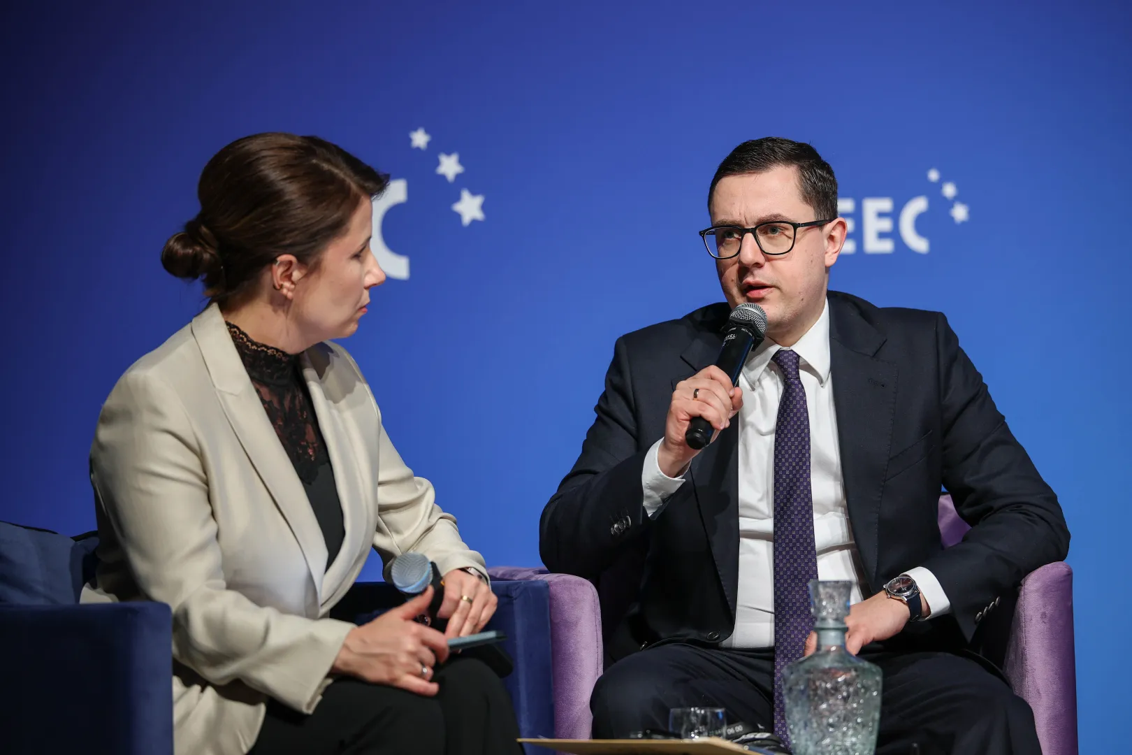 Minister energii Miłosz Motyka oraz redaktorka naczelna WNP.pl Aleksandra Helbin podczas rozmowy w ramach Europejskiego Kongresu Gospodarczego w Katowicach, fot. PAP/Łukasz Gągulski