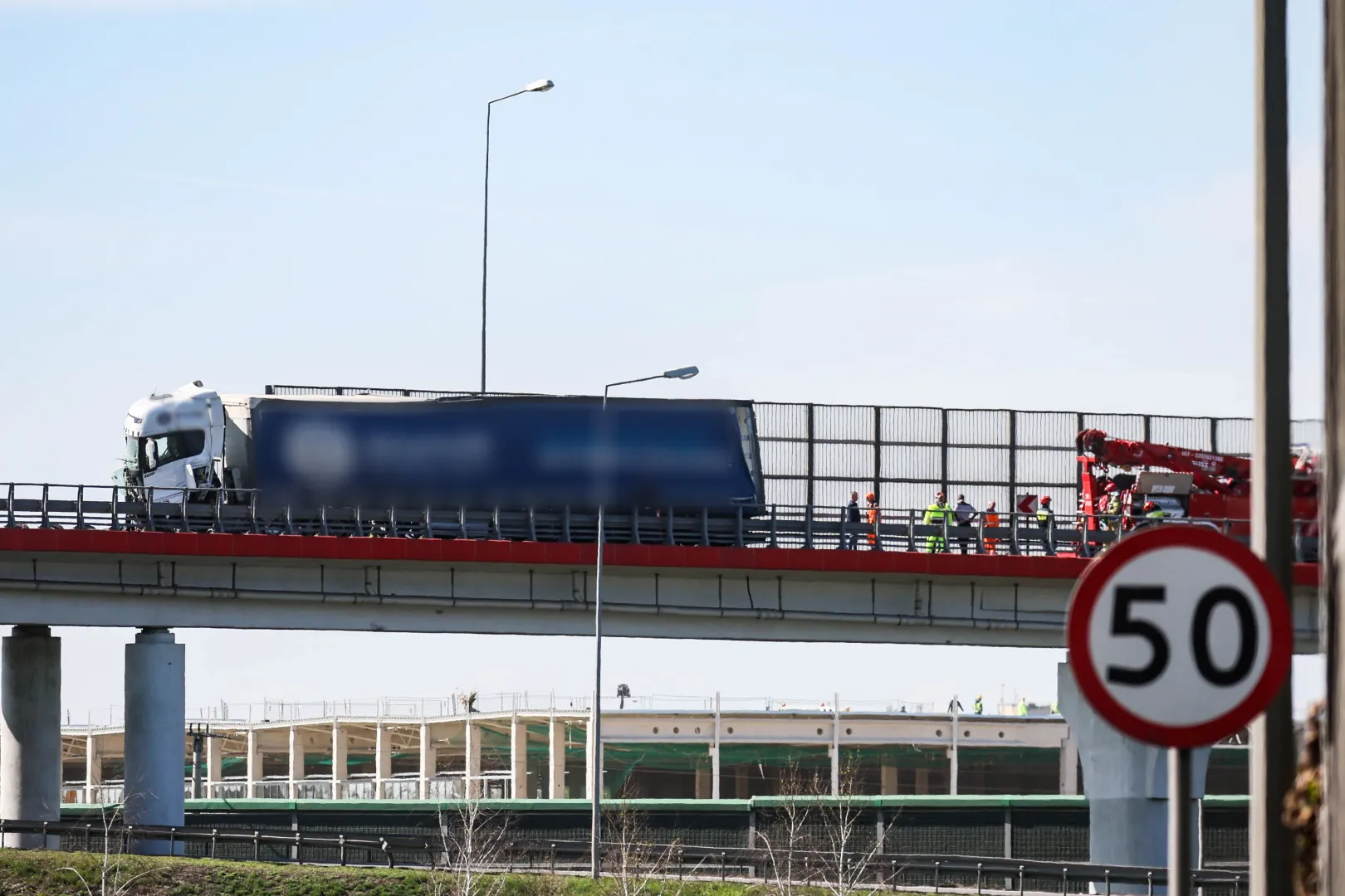  Miejsce wypadku ciężarówki na łącznicy trasy S8 z S2 w Warszawie, fot. PAP/Leszek Szymański