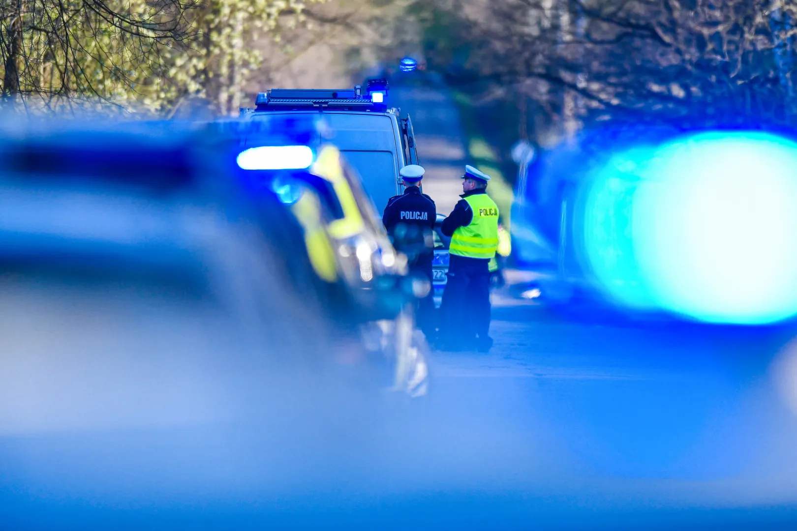 Policjanci pod nadzorem prokuratora prowadzą czynności na miejscu wypadku. Fot. PAP/Art Service (zdjęcie ilustracyjne)