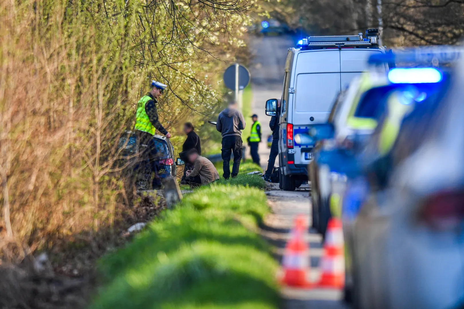 Policja i prokuratura pracują na miejscu wypadku w Dąbrowie Górniczej, w którym zginął poseł Lewicy, Łukasz Litewka. Fot. PAP/Art Service
