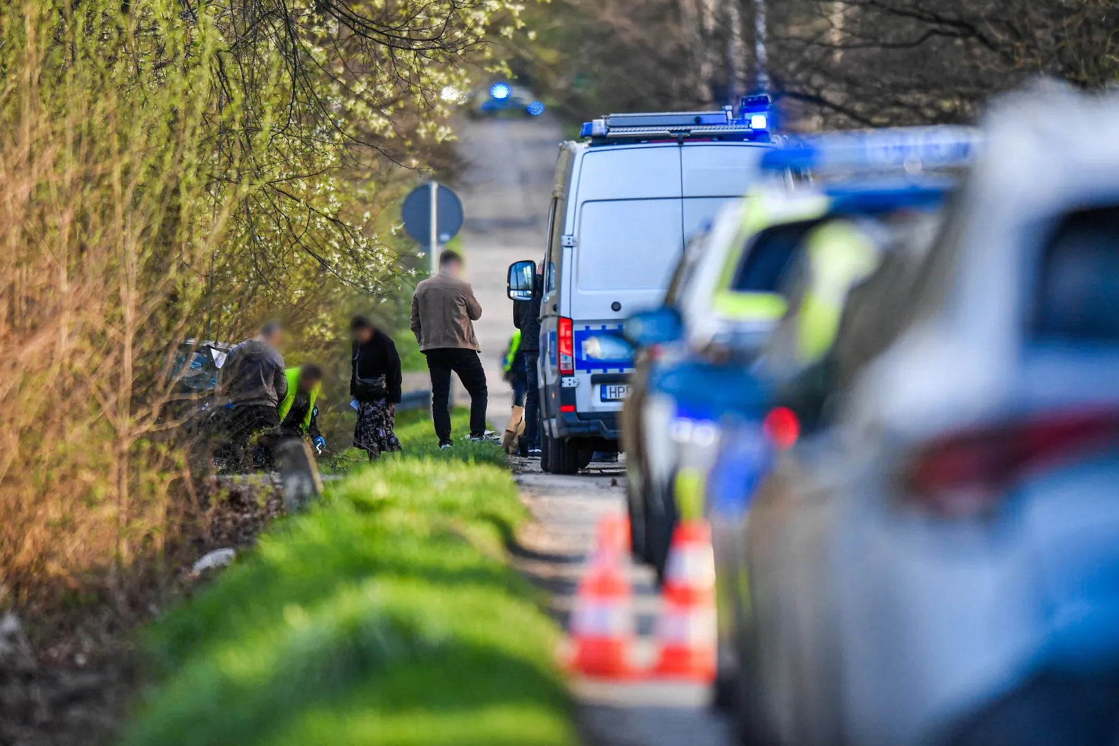  Policja i prokuratura pracują na miejscu wypadku w Dąbrowie Górniczej gdzie zginął poseł Lewicy, Łukasz Litewka. Fot. PAP/Art Service