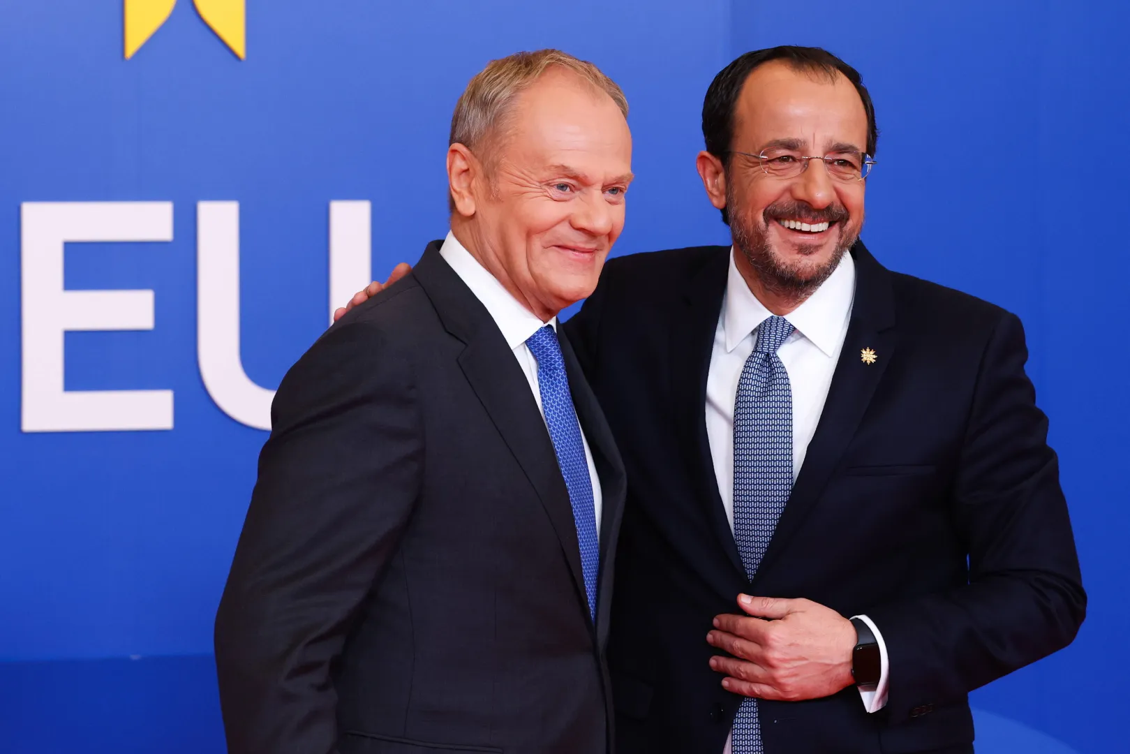 Президент Кіпру Нікос Христодулідіс (праворуч) вітає прем'єр-міністра Польщі Дональда Туска (ліворуч) в день саміту лідерів Європейського Союзу та регіональних партнерів у Нікосії (Лефкосії), Кіпр, 24 квітня 2026 року. Fot. PAP/EPA/YVES HERMAN / POOL