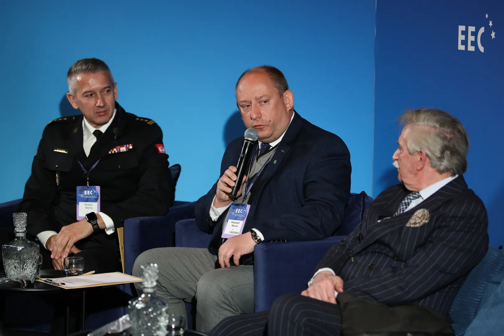 Od lewej: zastępca Śląskiego Komendanta Wojewódzkiego Państwowej Straży Pożarnej Roman Klecha, wojewoda małopolski Krzysztof Klęczar oraz wiceprezes zarządu Stowarzyszenia Euro-Atlantyckiego, gen. dyw. WP w stanie spoczynku Leon Komornicki	Fot. PAP/Łukasz Gągulski