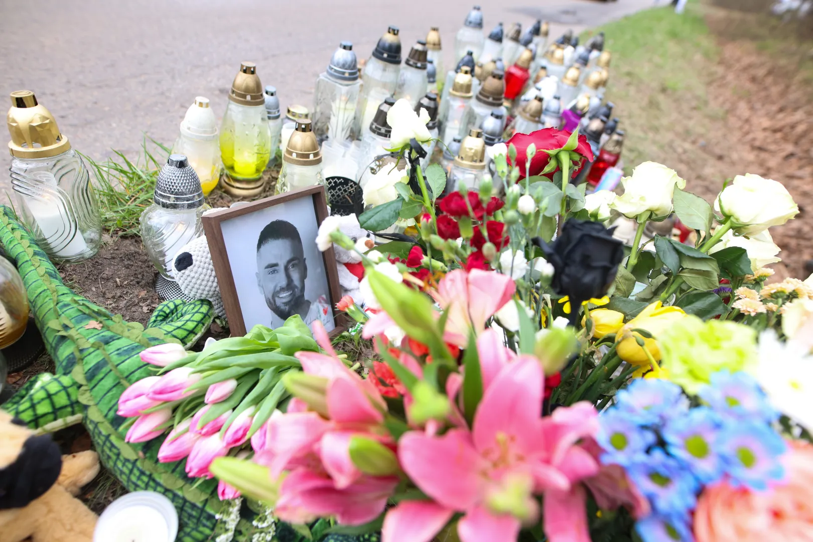  Kwiaty i znicze pozostawione w miejscu tragicznego wypadku posła Lewicy Łukasza Litewki przy ul. Kazimierzowskiej w Dąbrowie Górniczej. Fot. PAP/Art Service