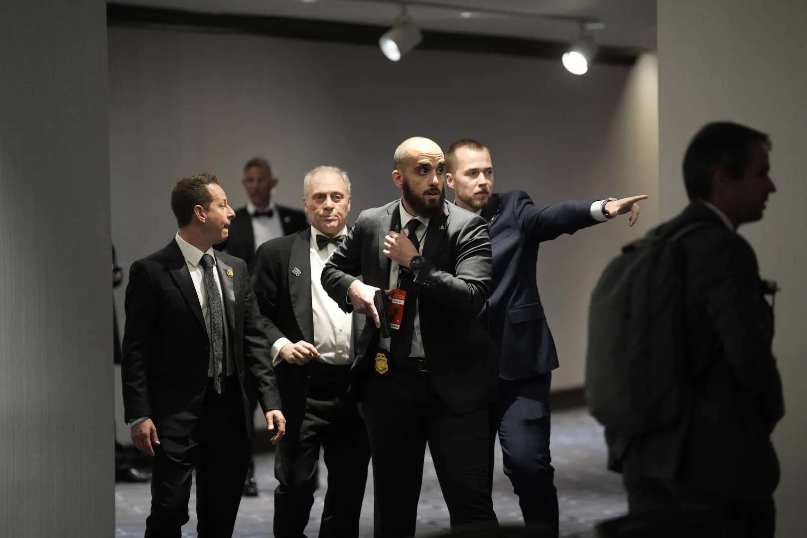 Охорона Дональда Трампа після стрілянини у лобі готелі Hilton у Вашингтоні. Fot. PAP/EPA/ABACA/Yuri Gripas / POOL