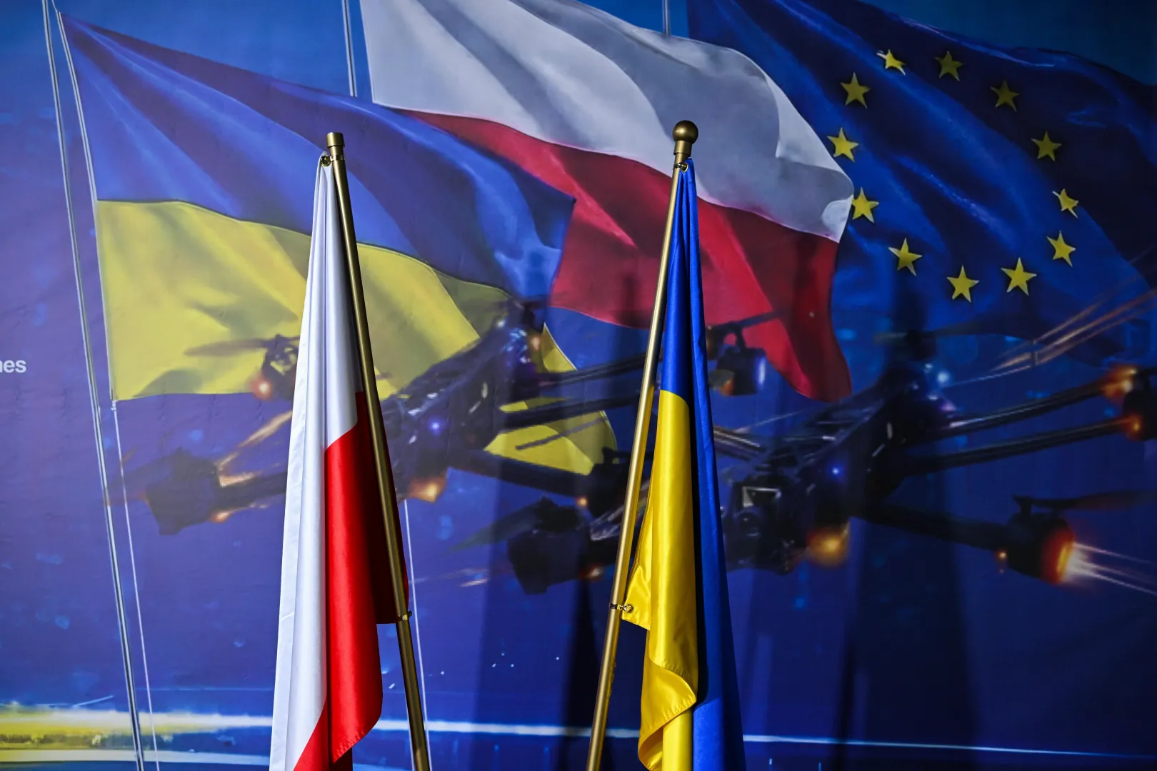 Flagi Polski i Ukrainy na zawodach dronów na Politechnice Rzeszowskiej w ramach pre-konferencji „Road to URC – Security and Defence Dimension”. Fot. PAP/Darek Delmanowicz