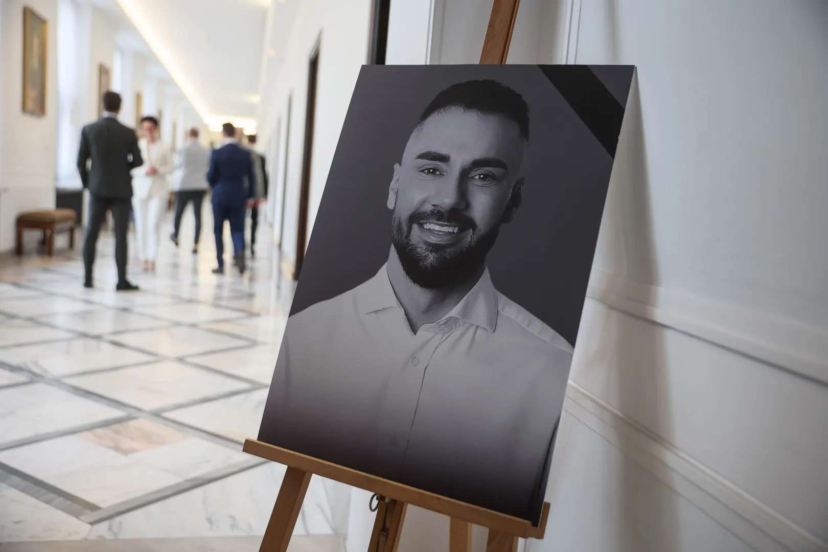 Księga kondolencyjna posła Lewicy Łukasza Litewki w Sejmie. Fot. PAP/Leszek Szymański