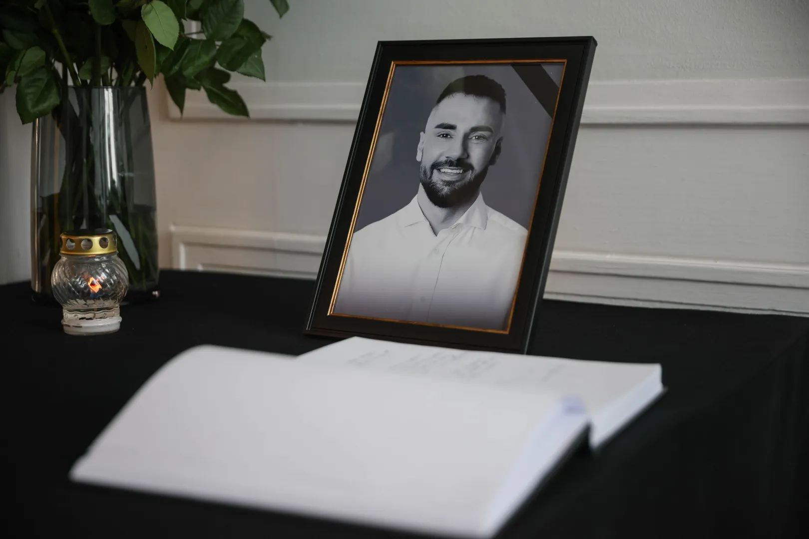 Księga kondolencyjna posła Lewicy Łukasza Litewki w Sejmie. Fot. PAP/Leszek Szymański