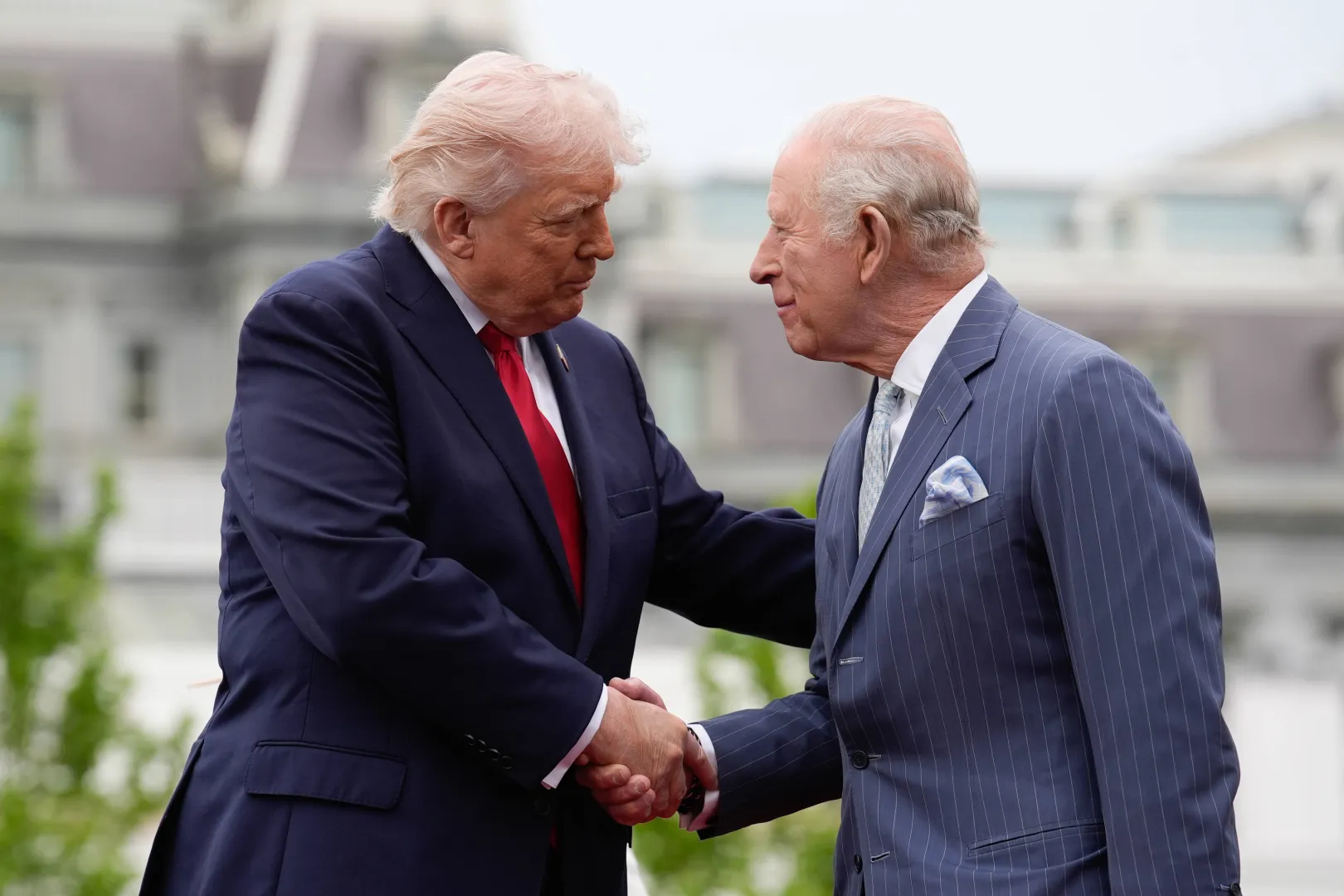 Król Karol III, Donald Trump. Fot. PAP/EPA/YURI GRIPAS 