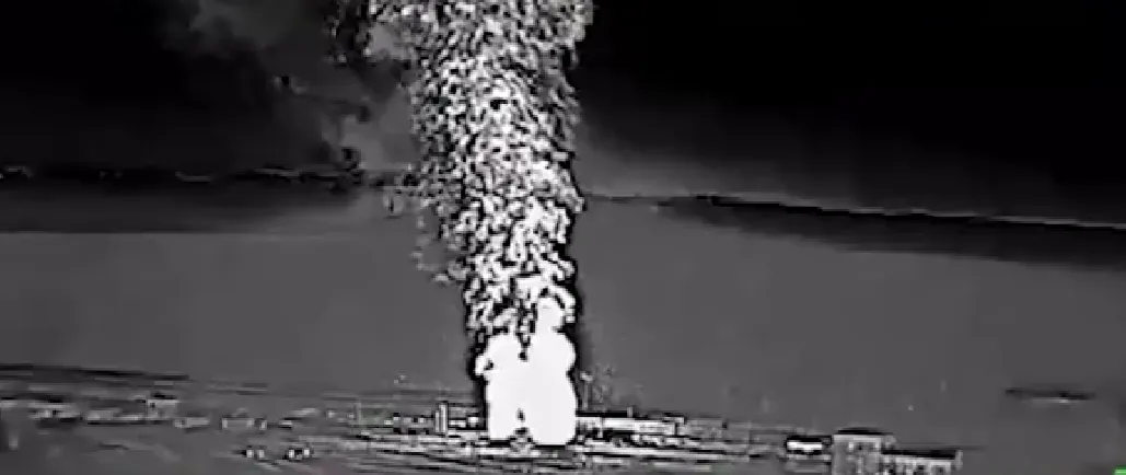 Nalot spowodował pożar w rafinerii. Fot. X/Defense of Ukraine (zdjęcie ilustracyjne)