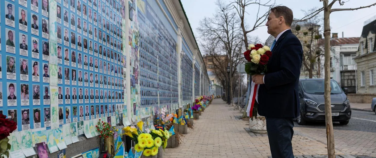 Wicepremier Radosław Sikorski  w Buczy oddaje hołd poległym obywatelom Ukrainy. Fot. MSZ