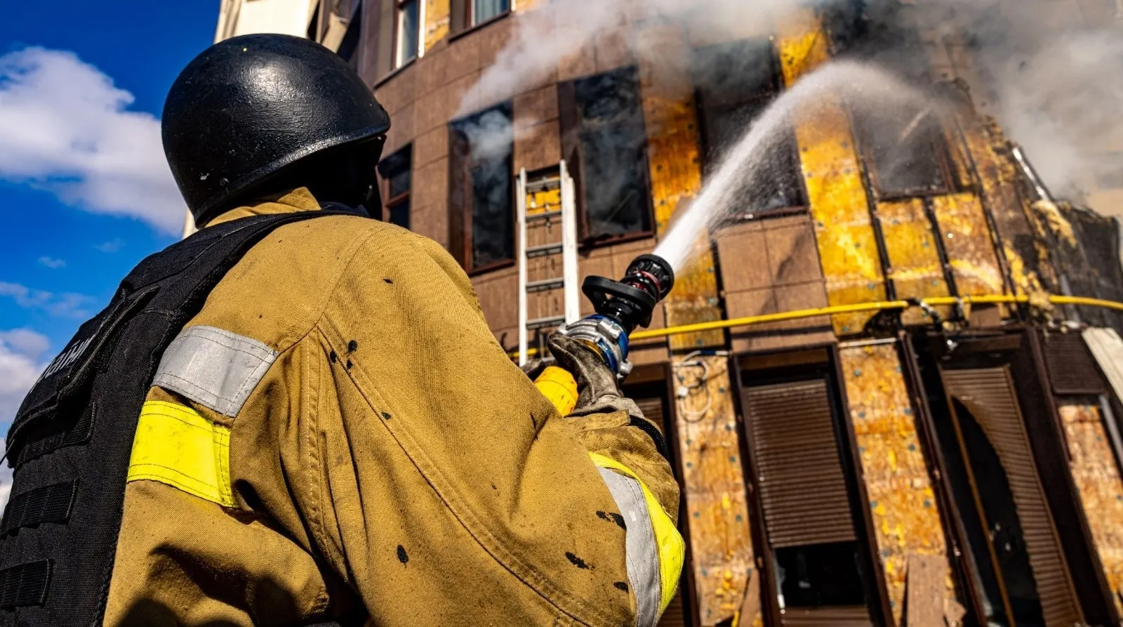 Kowalenko: głównym celem Rosjan podczas takich ataków w środku dnia jest zwiększenie liczby ofiar wśród ludności cywilnej. Fot. X/DSNS.GOV.UA (zdjęcie ilustracyjne)