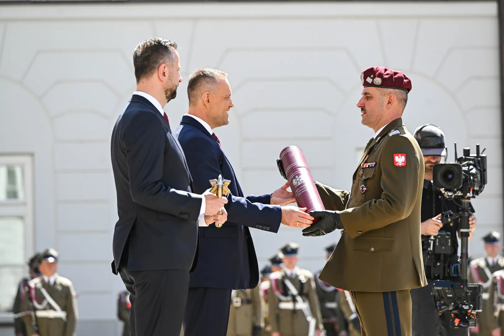 Prezydent RP Karol Nawrocki, wicepremier, minister obrony narodowej Władysław Kosiniak-Kamysz (L) oraz mianowany na stopień generała brygady, dowódca 25 Brygady Kawalerii Powietrznej płk Piotr Gołos Fot. PAP/Radek Pietruszka