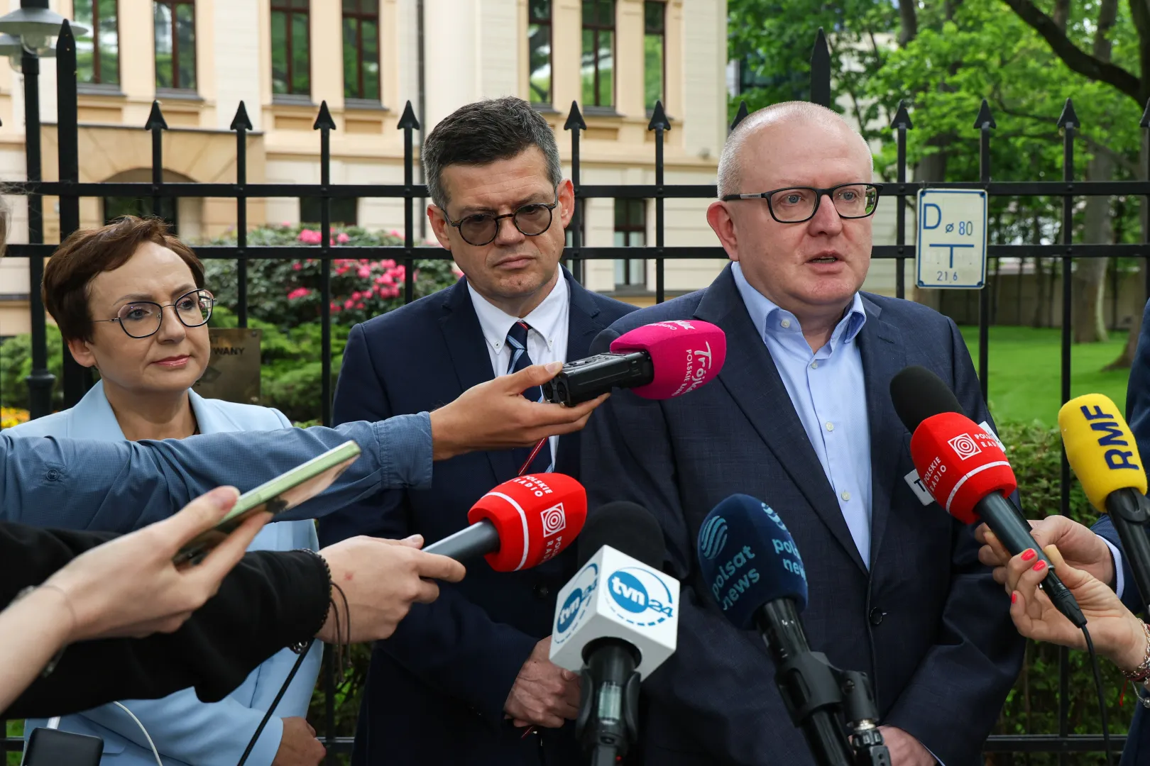 Sędziowie TK, od lewej: Anna Korwin-Piotrowska, Krystian Markiewicz i Marcin Dziurda przed siedzibą Trybunału Konstytucyjnego w Warszawie. Fot. PAP/Paweł Supernak