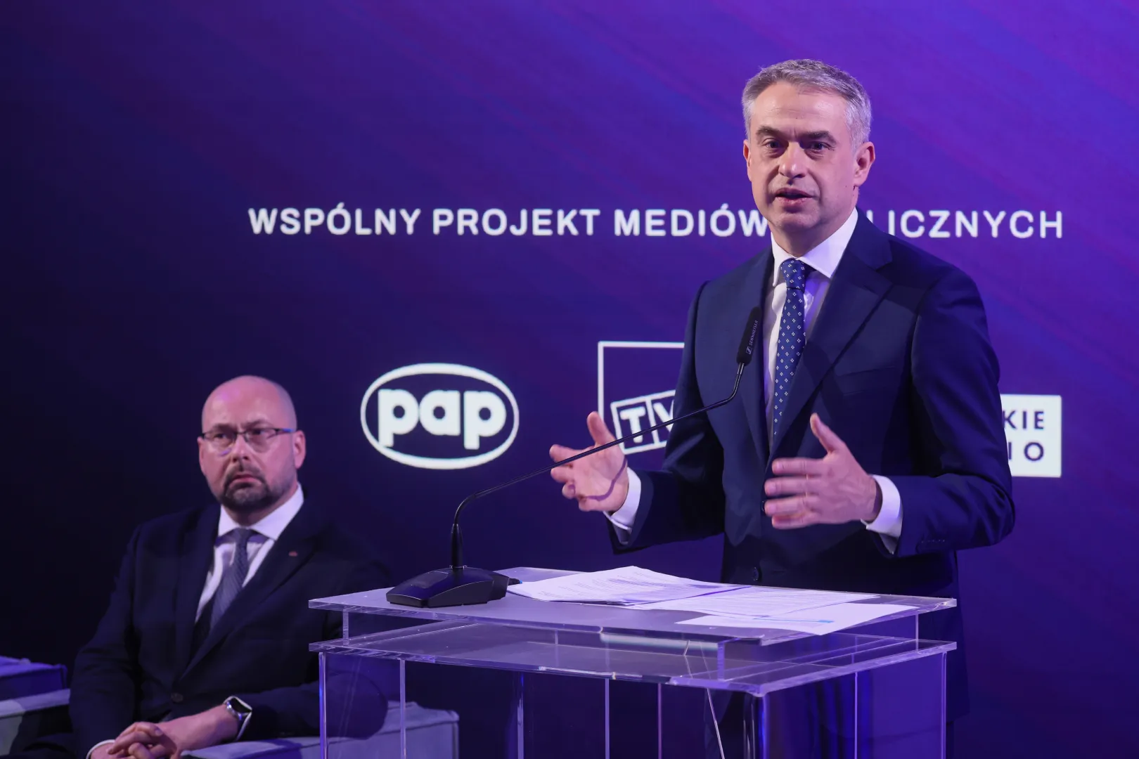 Wicepremier i minister cyfryzacji Krzysztof Gawkowski (P) i dyrektor generalny Polskiej Agencji Prasowej Marek Błoński (L). Fot. PAP/Leszek Szymański