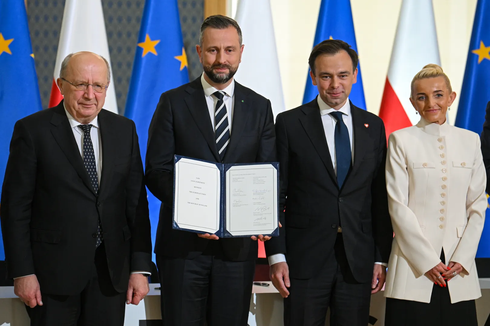 Podpisanie umowy pożyczkowej w ramach programu SAFE Fot. PAP/Marcin Obara