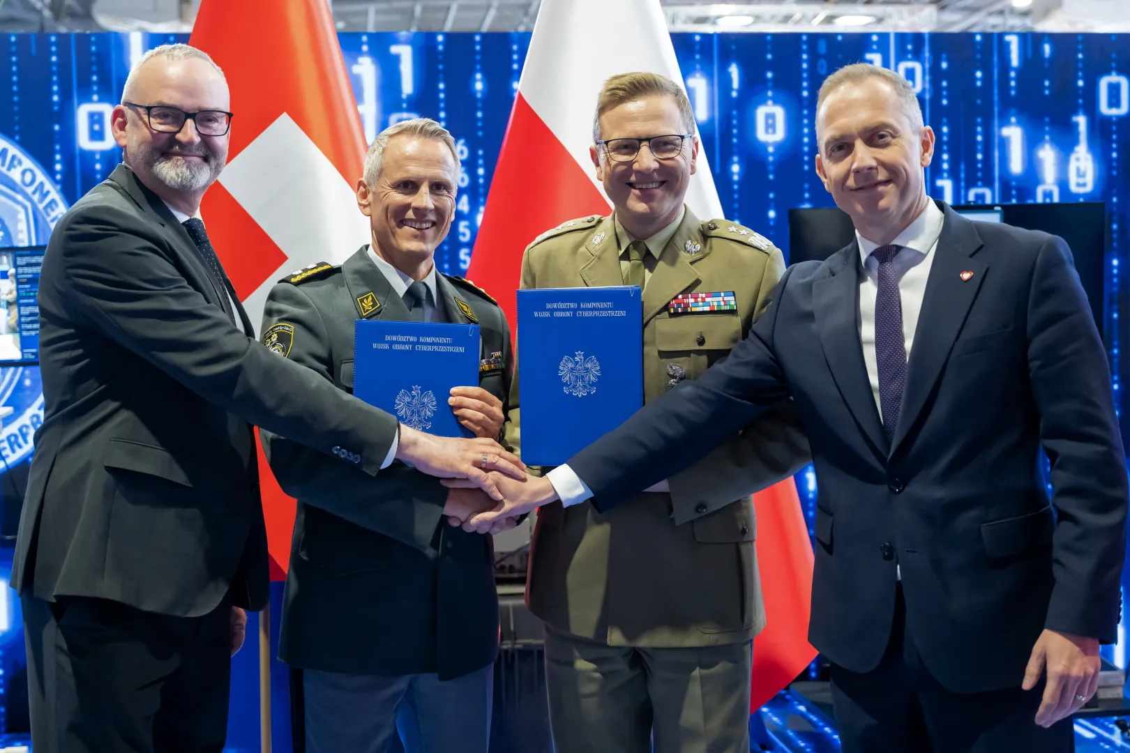 Ambasador Szwajcarii w Polsce Fabrice Filliez (L), dowódca Obrony Cyberprzestrzeni Szwajcarii, gen. Simon Muller (2L), dowódca Komponentu Wojsk Obrony Cyberprzestrzeni gen. dyw. Karol Molenda (2P) i wiceminister obrony narodowej Cezary Tomczyk (P). Fot. PAP/Jakub Kaczmarczyk