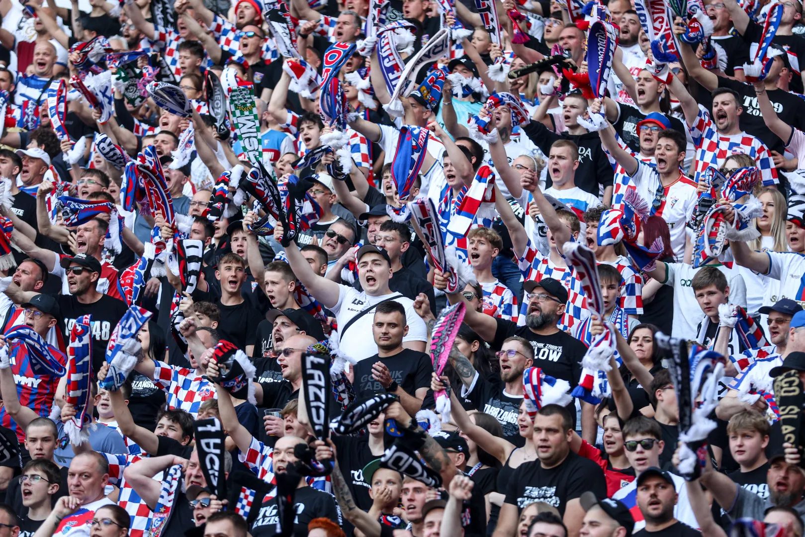  Kibice Górnika Zabrze podczas meczu ostatniej kolejki piłkarskiej Ekstraklasy z Radomiakiem Radom. Fot. PAP/Art Service