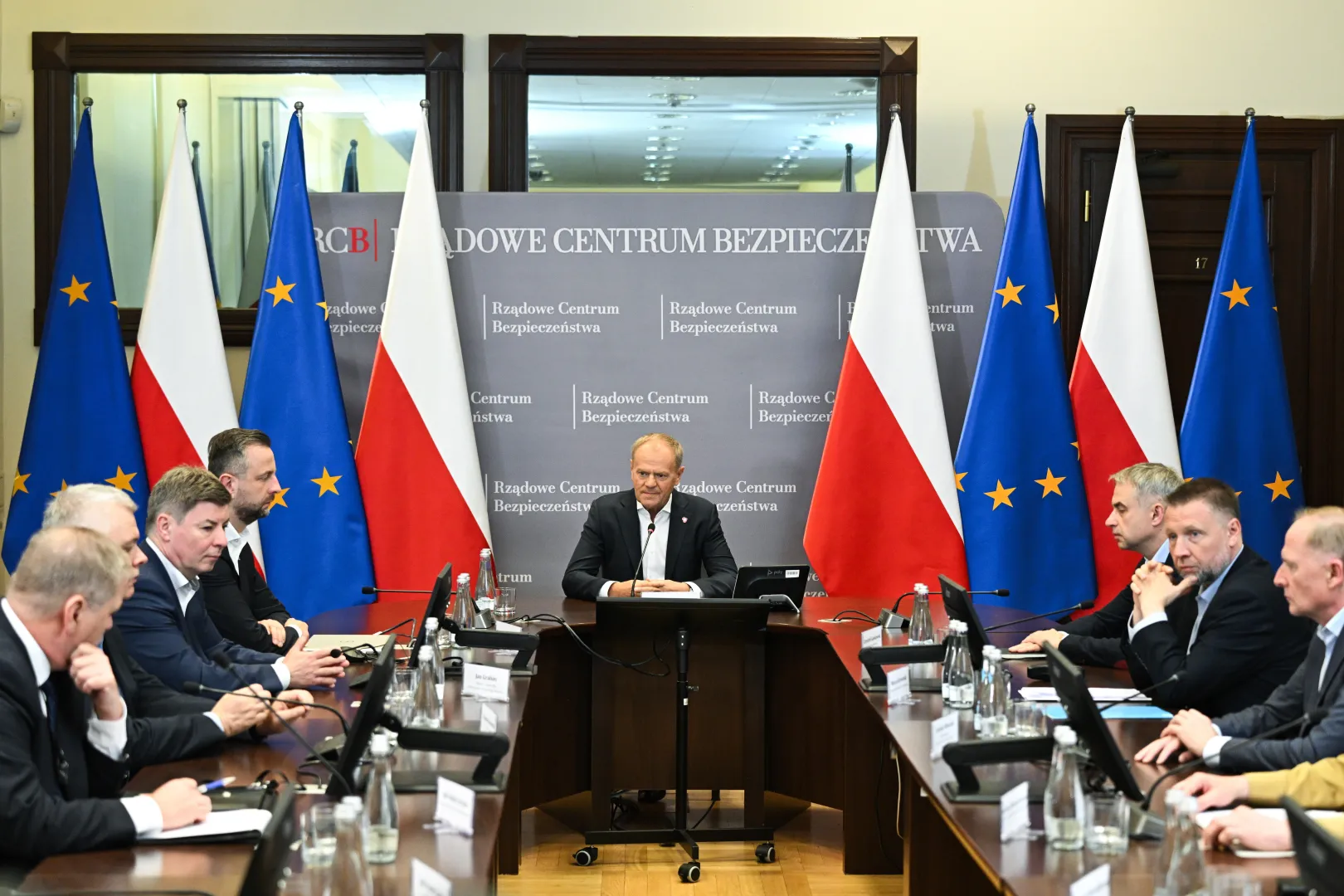 Premier Donald Tusk podczas odprawy Fot. PAP/Radek Pietruszka