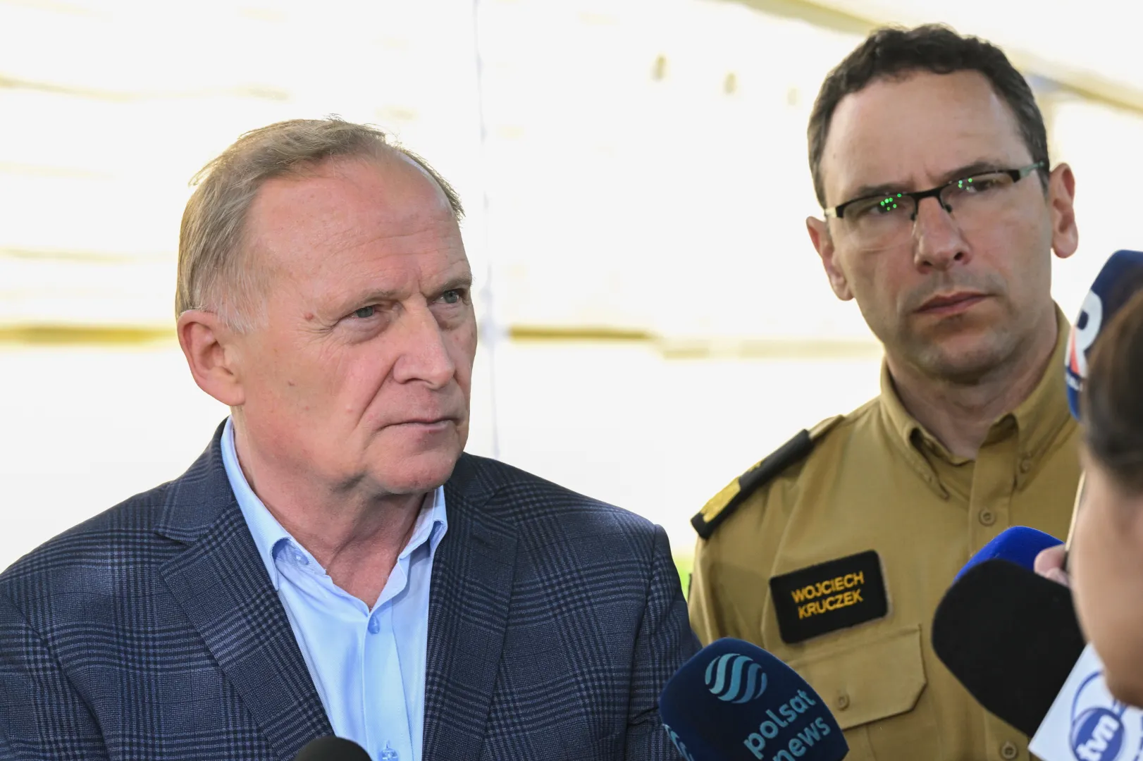 Wiceminister spraw wewnętrznych i administracji Czesław Mroczek (L) i komendant Główny Państwowej Straży Pożarnej nadbryg. Wojciech Kruczek Fot. PAP/Radek Pietruszka