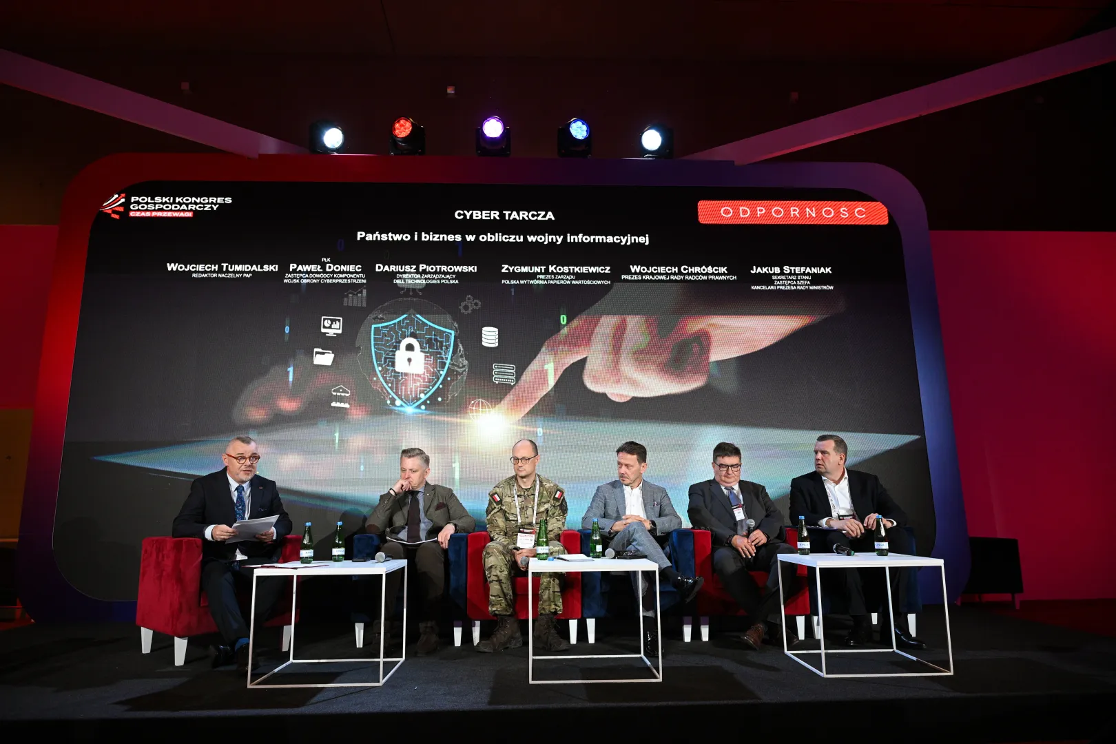 Od lewej: prowadzący, redaktor naczelny Polskiej Agencji Prasowej Wojciech Tumidalski, zastępca szefa KPRM Jakub Stefaniak, zastępca Dowódcy Komponentu Wojsk Obrony Cyberprzestrzeni płk. Paweł Doniec, dyrektor zarządzający Dell Technologies Polska Dariusz Piotrowski, prezes zarządu Polskiej Wytwórni Papierów Wartościowych Zygmunt Kostkiewicz oraz prezes Krajowej Rady Radców Prawnych Włodzimierz Chróścik. Fot. PAP/Marcin Obara