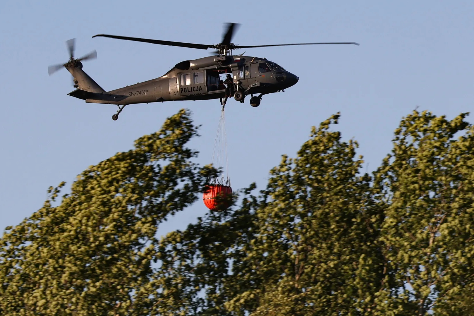 Helikopter w pobliżu miejsca pożaru lasu we wsi Międzyleś. Fot. PAP/Albert Zawada