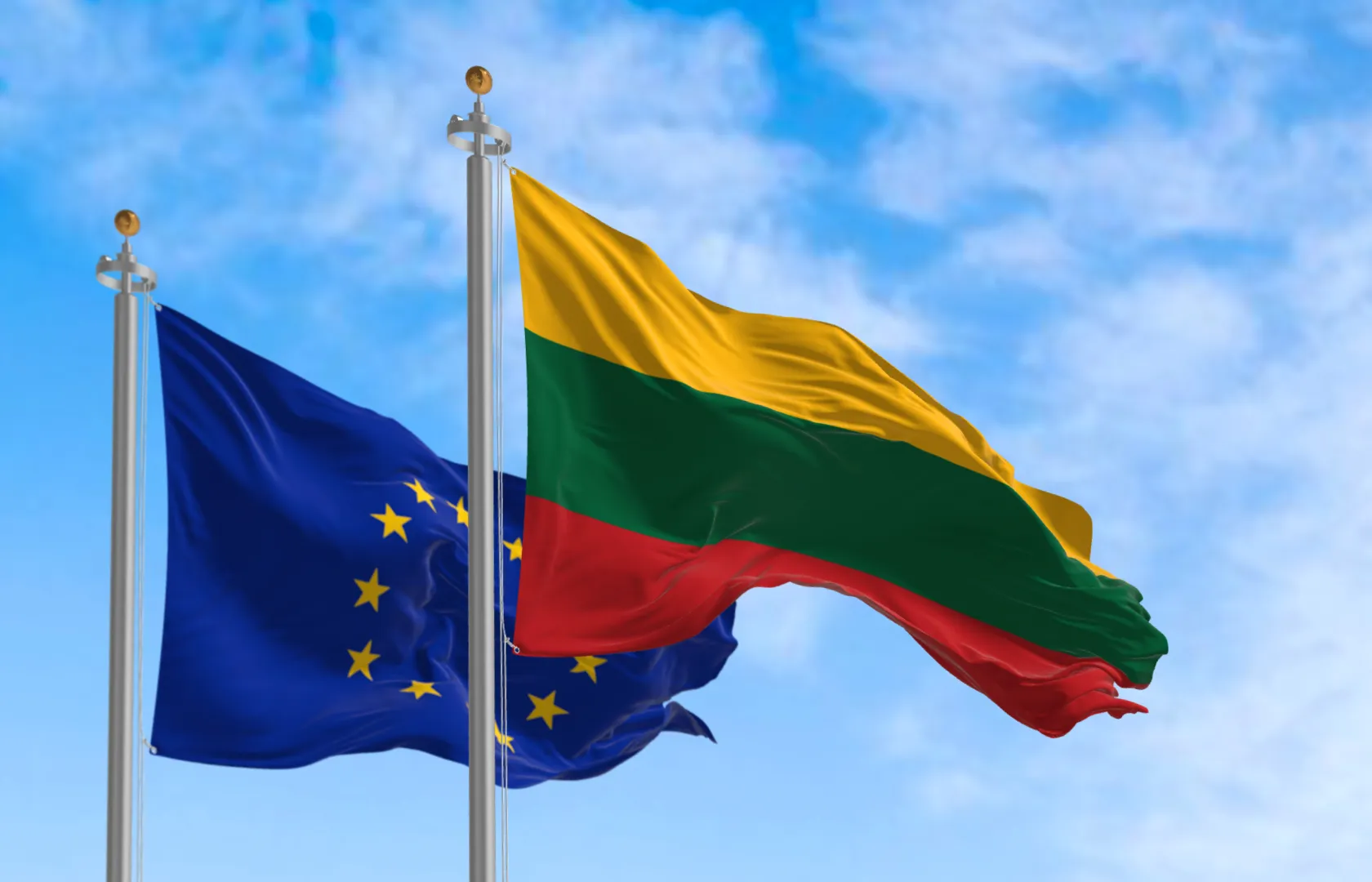 Flagi Litwy i Unii Europejskiej. Zdjęcie ilustracyjne. Fot. rarrarorro/Adobe Stock