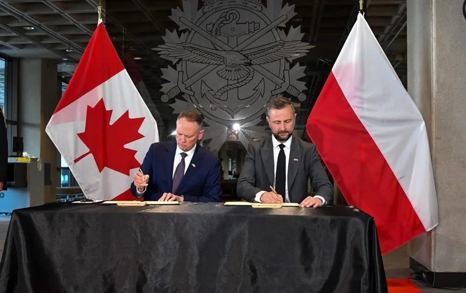 Ministrowie obrony Polski i Kanady podpisali list intencyjny ws. współpracy w ramach SAFE Fot. MON