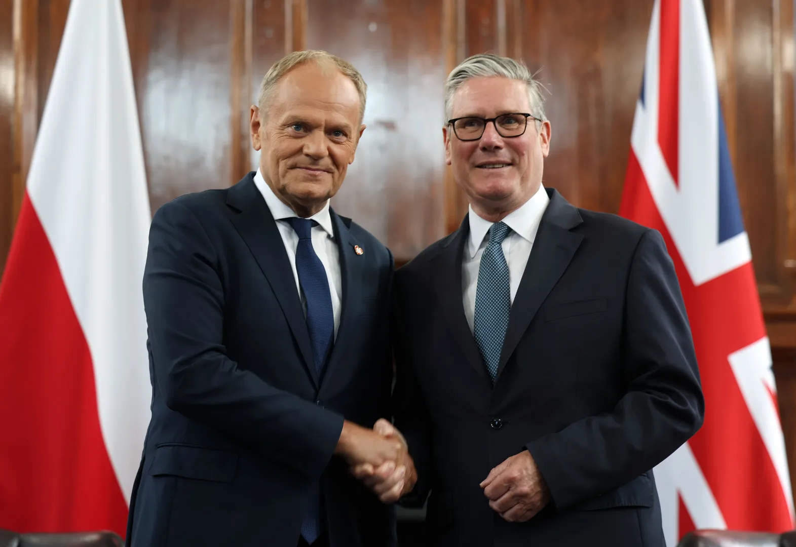 Keir Starmer (P) i Donald Tusk (P). Fot. EPA/ANDY RAIN / POOL